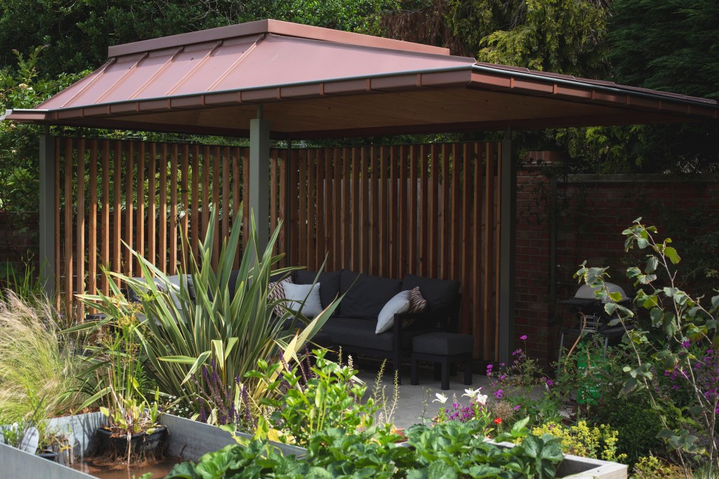5 Church Lane, York. Contemporary rear extension & garden folly. View of garden folly.