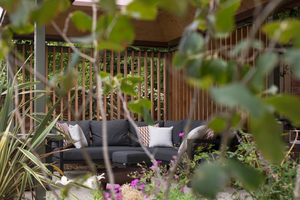 5 Church Lane, York. Contemporary rear extension & garden folly. View of garden folly.